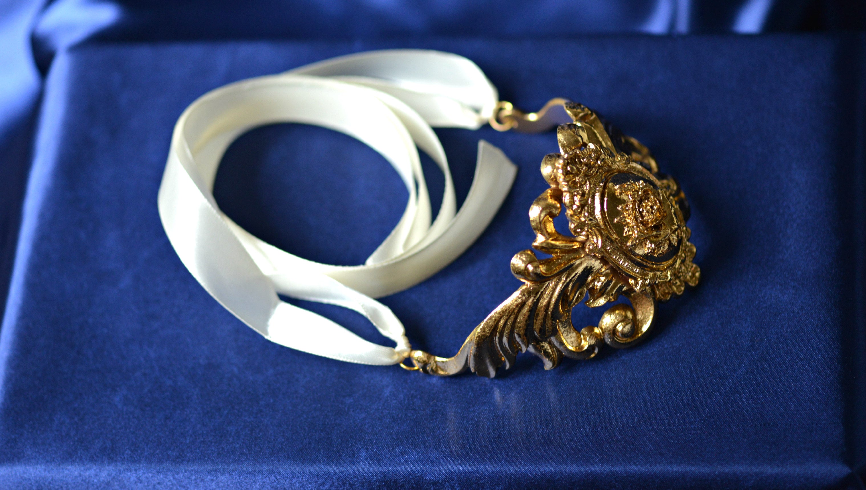 Rose baroque style golden necklace