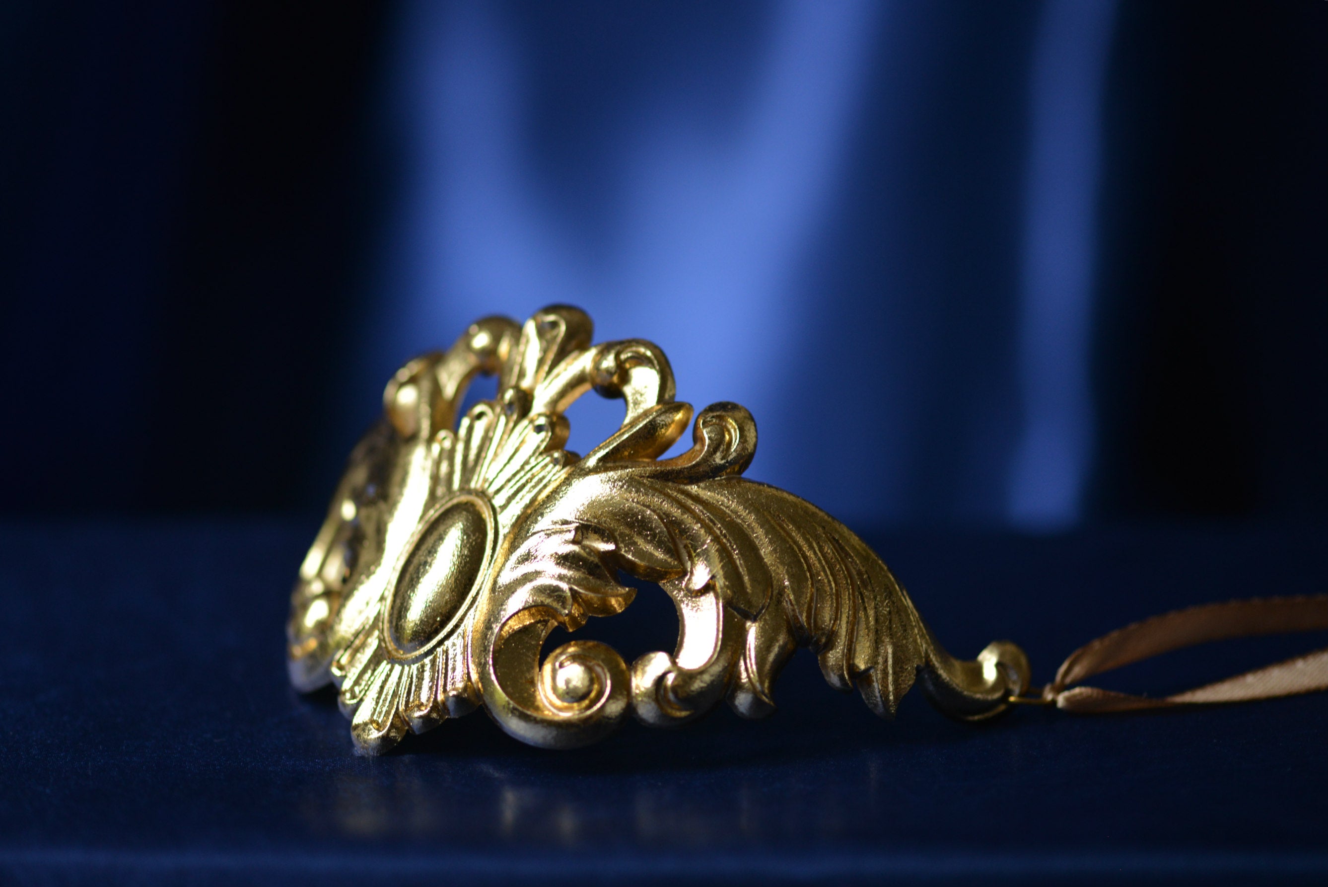 Luxurious golden necklace