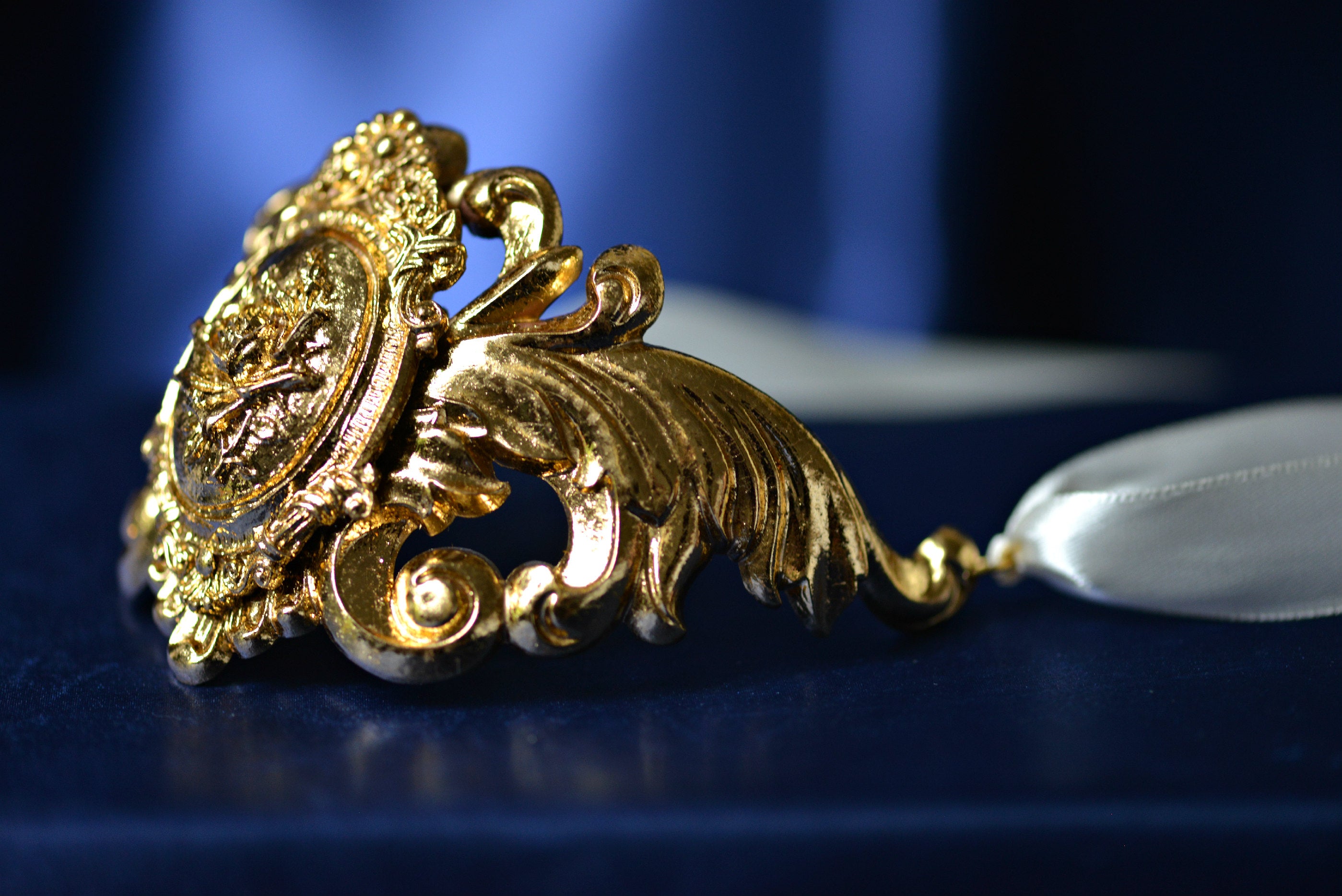Rose baroque style golden necklace