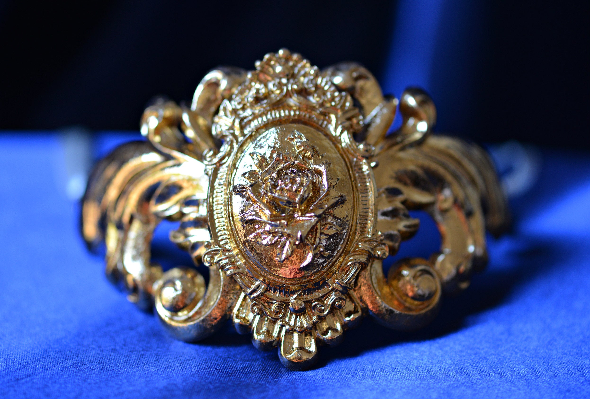 Rose baroque style golden necklace
