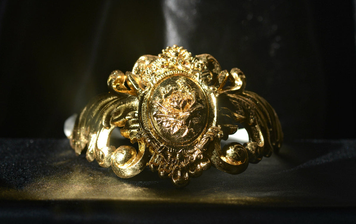 Rose baroque style golden necklace
