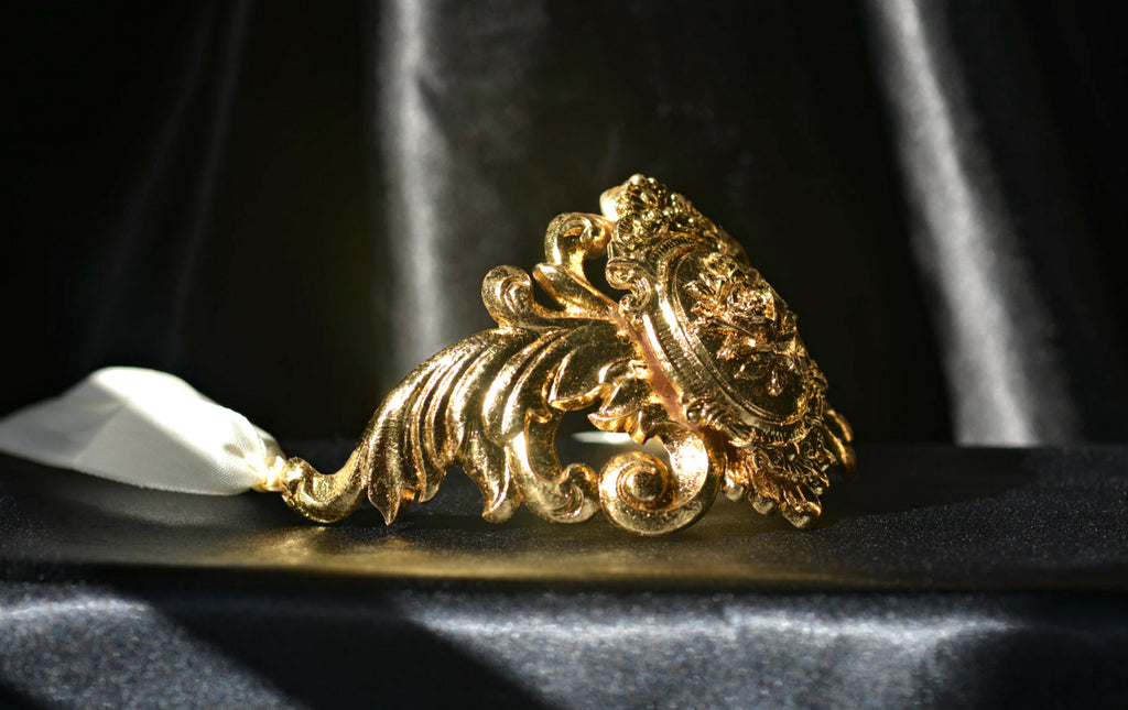 Rose baroque style golden necklace
