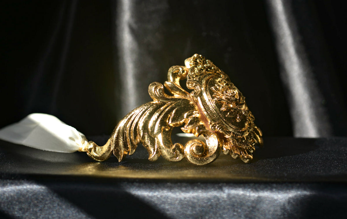 Rose baroque style golden necklace