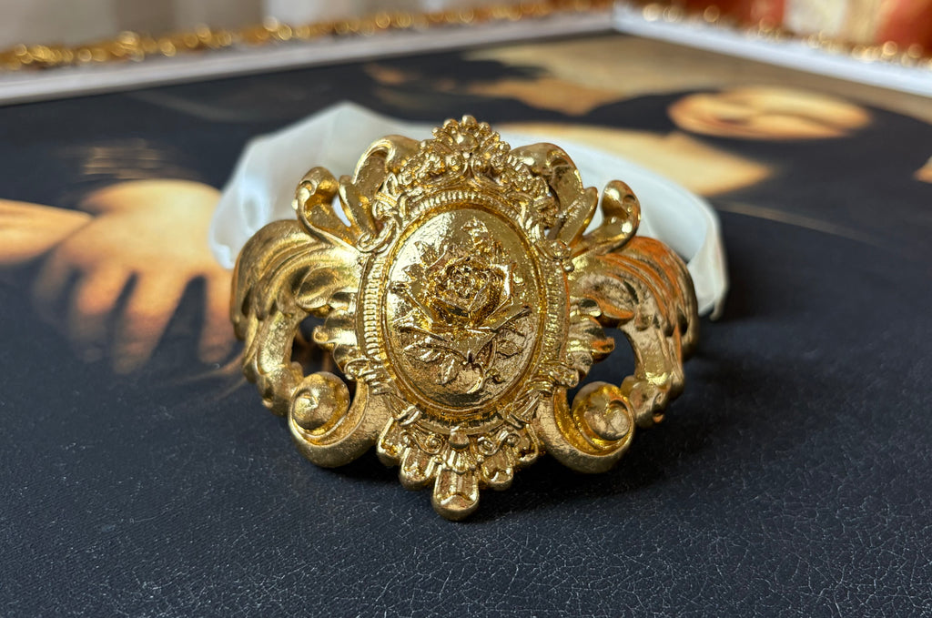 Rose baroque style golden necklace