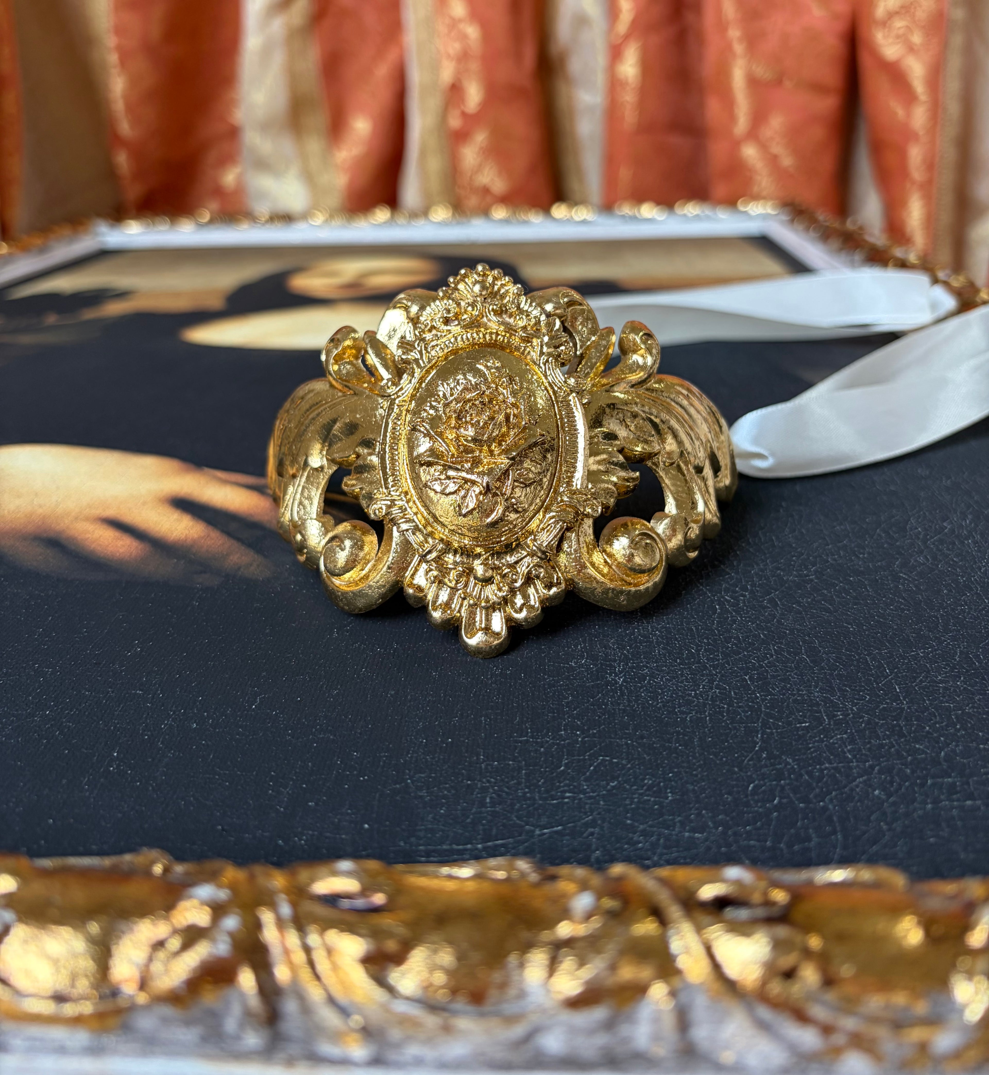 Rose baroque style golden necklace