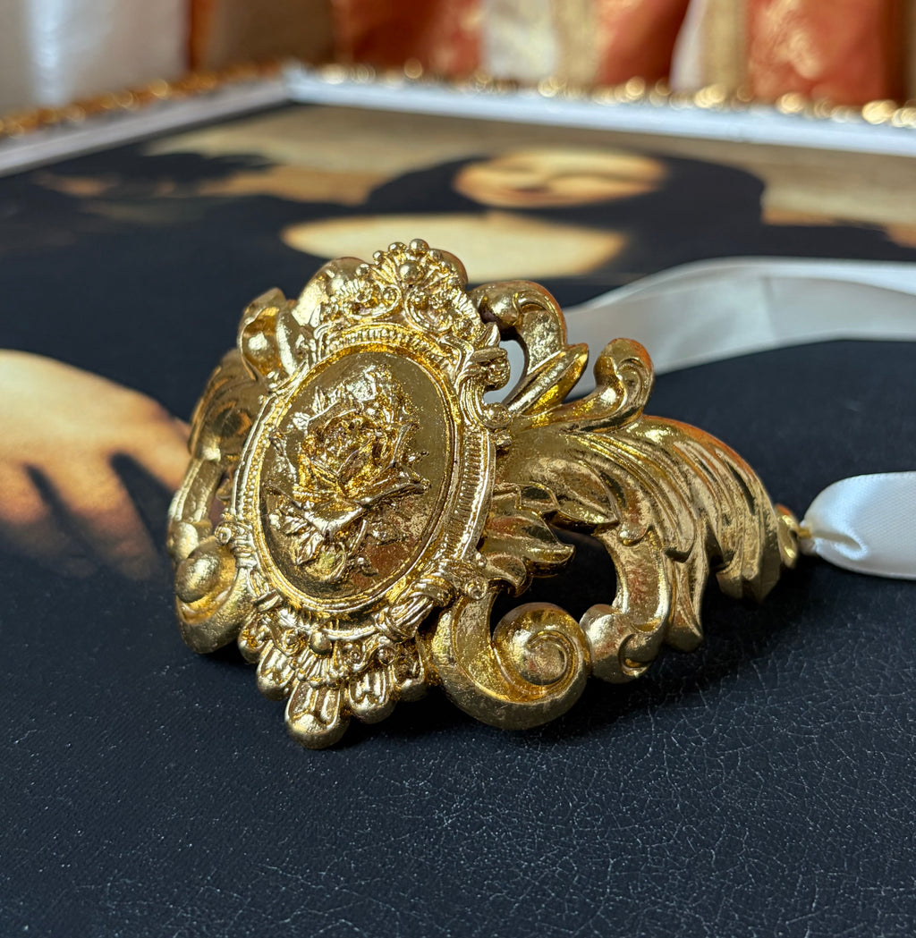 Rose baroque style golden necklace
