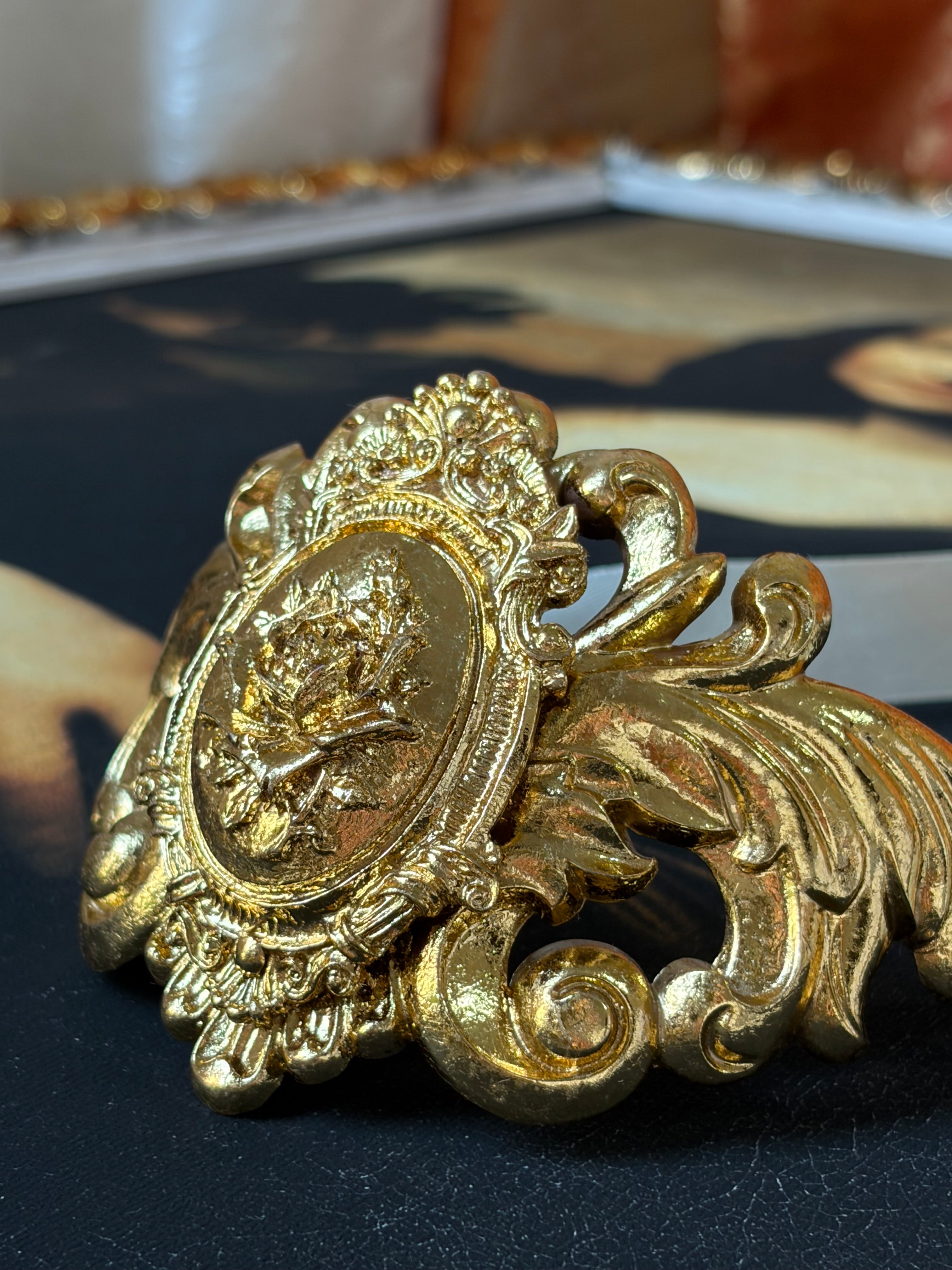 Rose baroque style golden necklace
