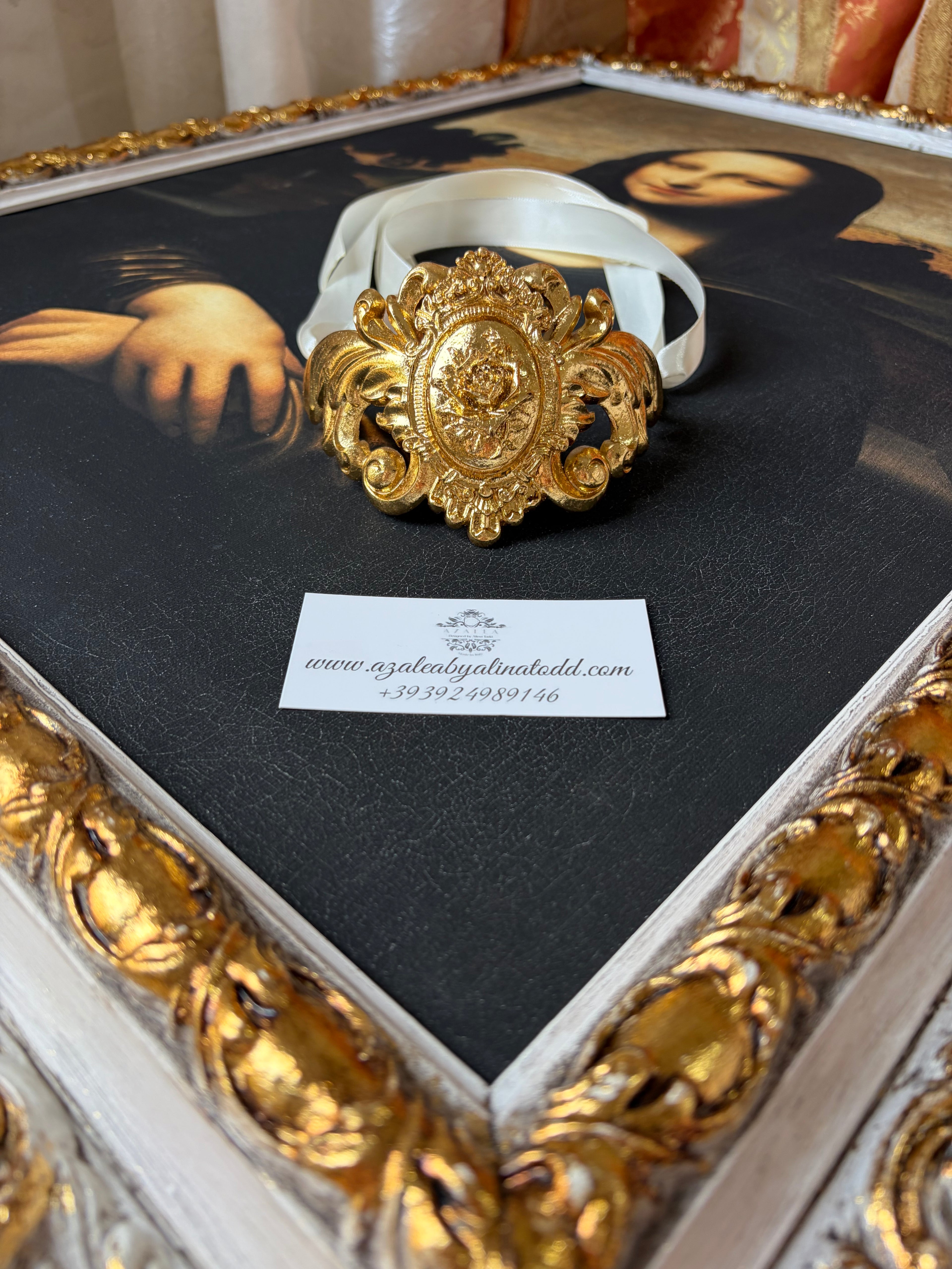 Rose baroque style golden necklace