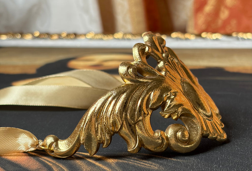 Luxurious golden necklace