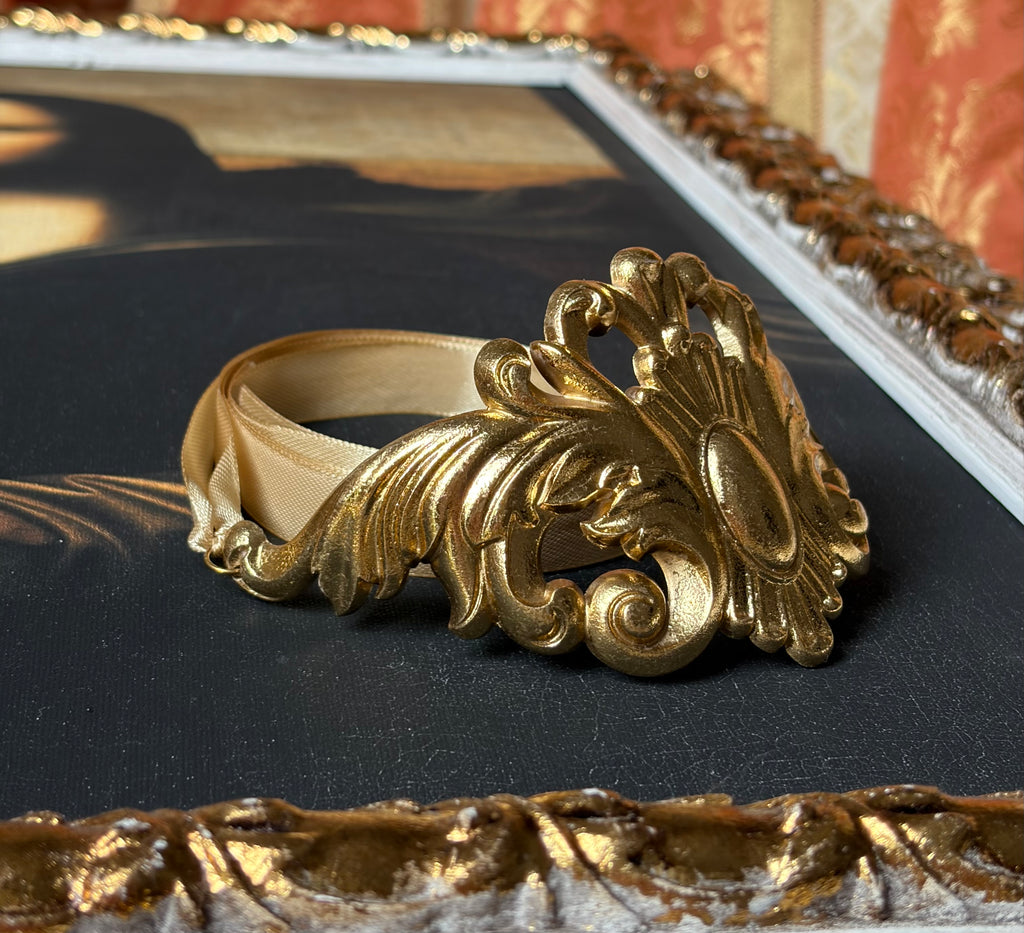 Luxurious golden necklace