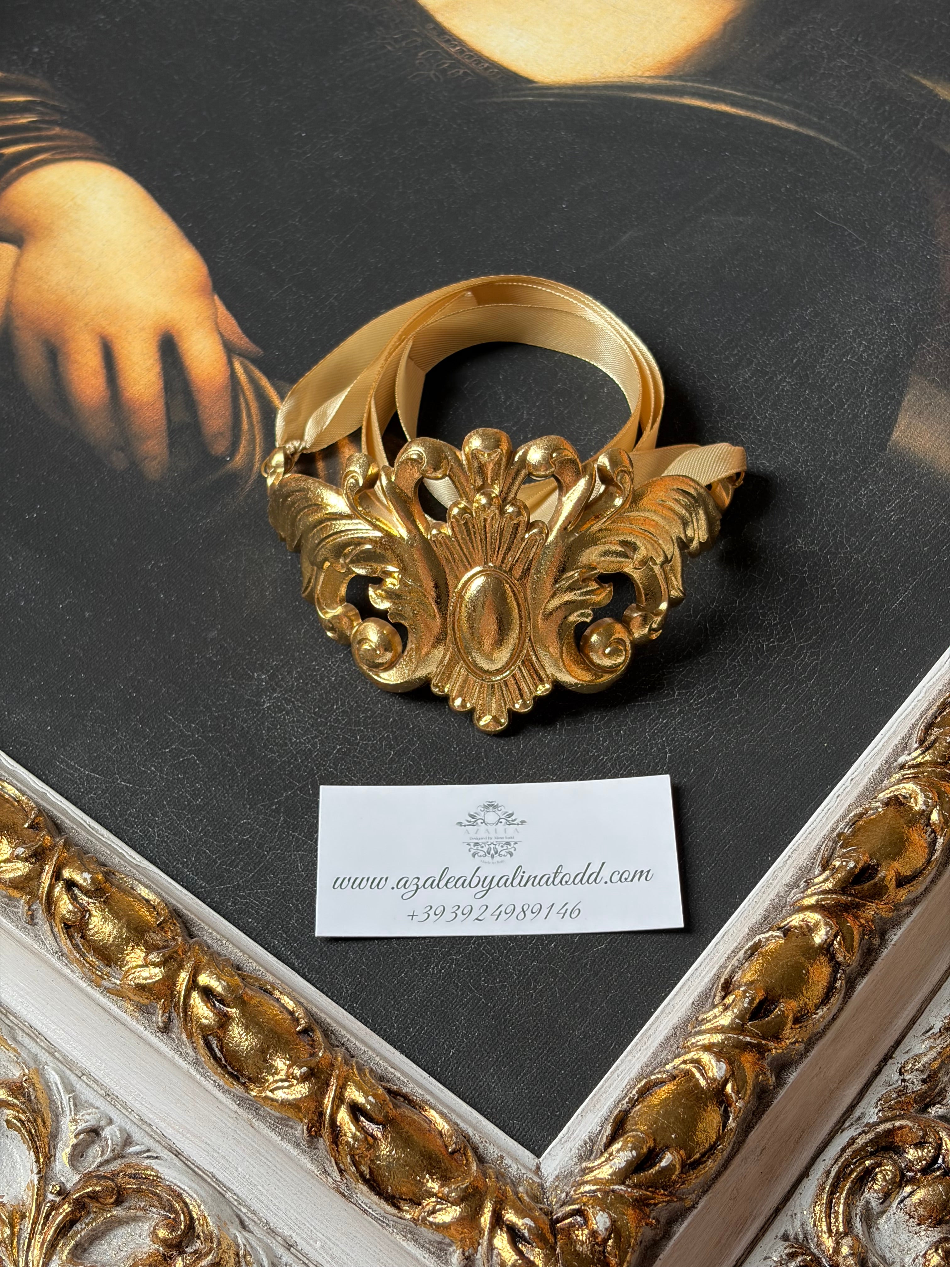 Luxurious golden necklace
