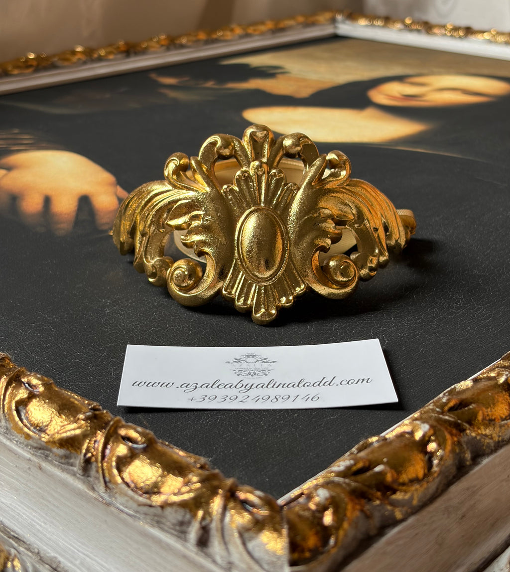 Luxurious golden necklace