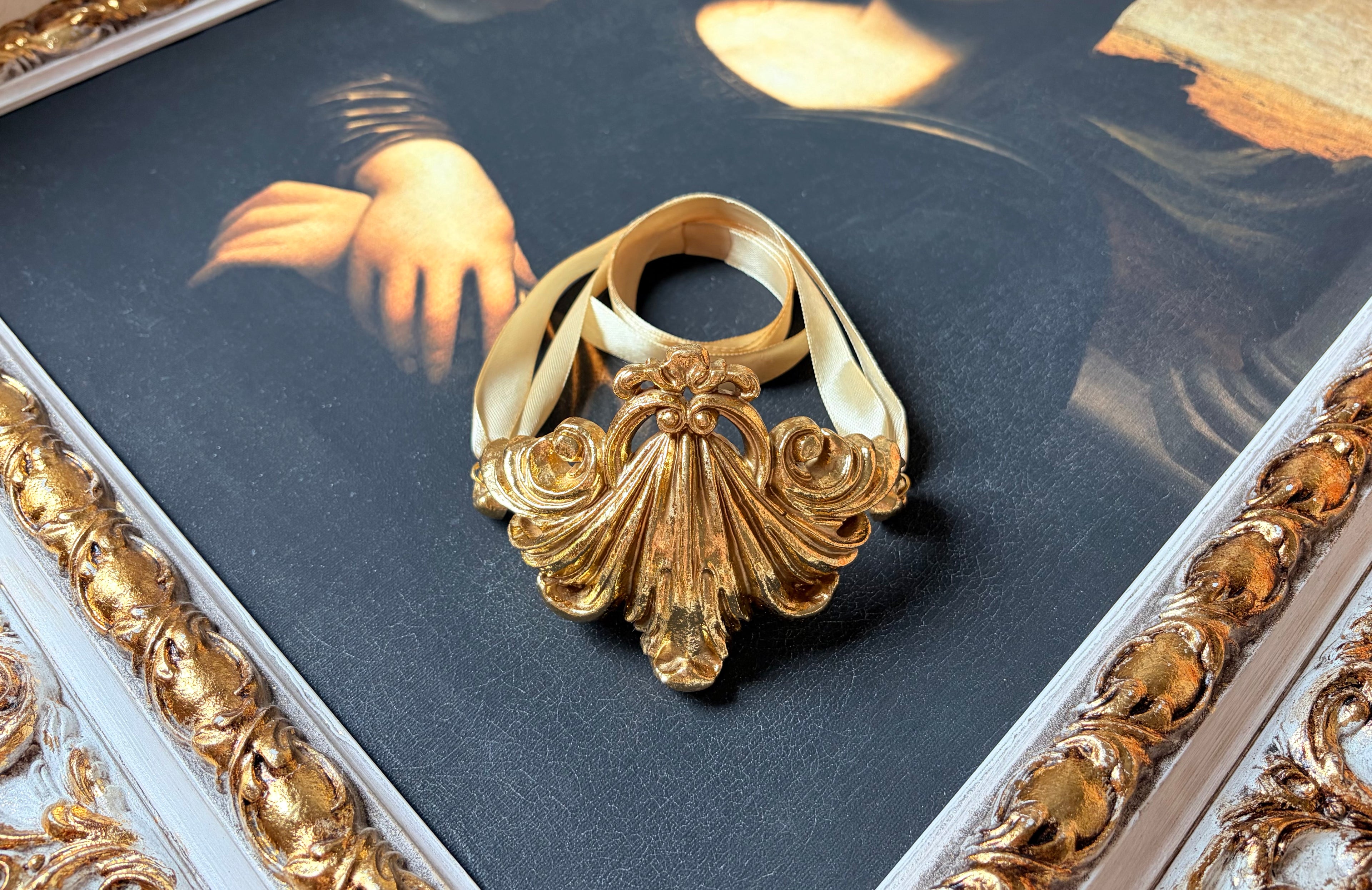 Elegant golden "Millefoglie" necklace