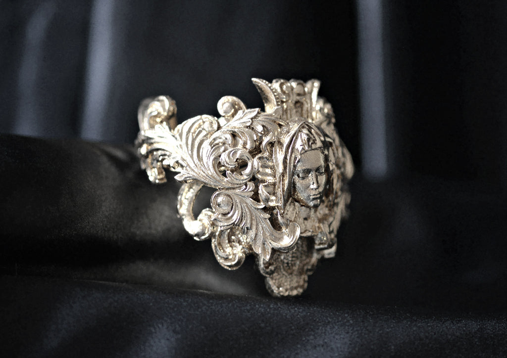 Elegant bracelet with silver foil