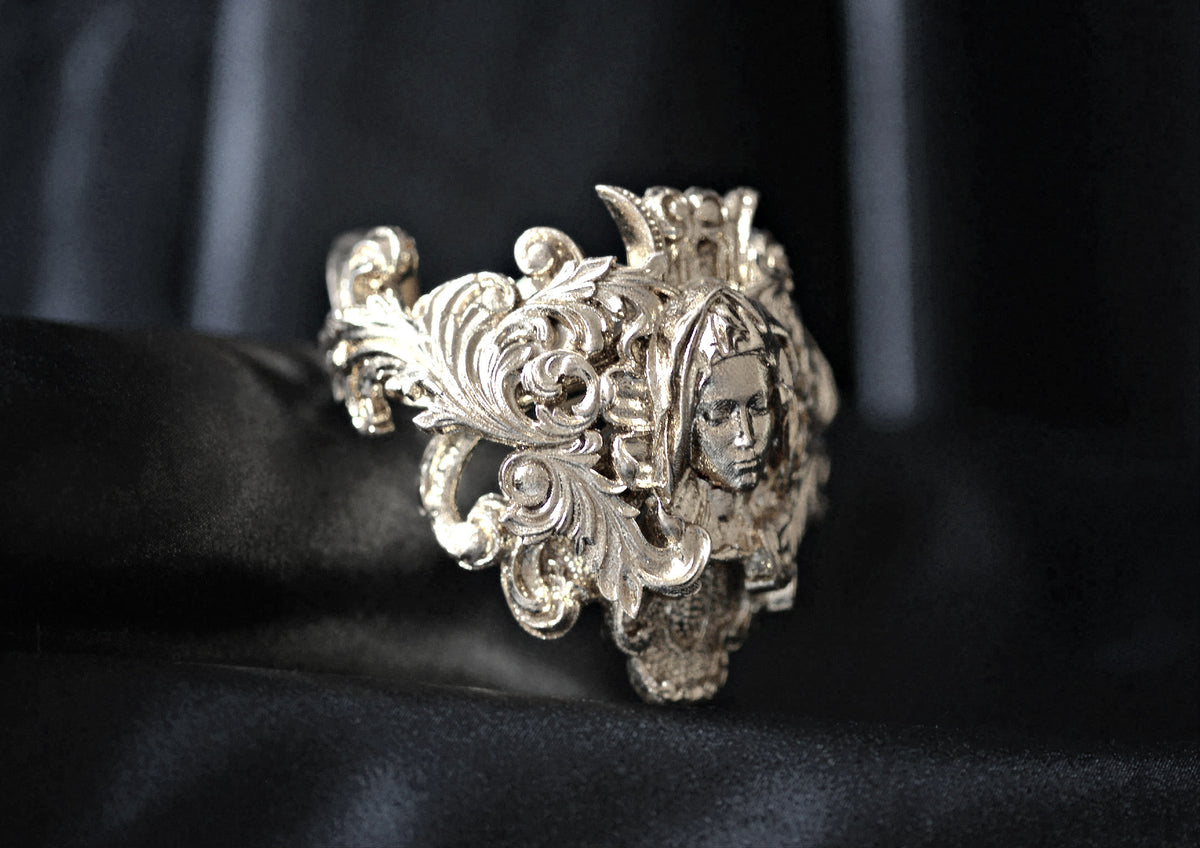 Elegant bracelet with silver foil