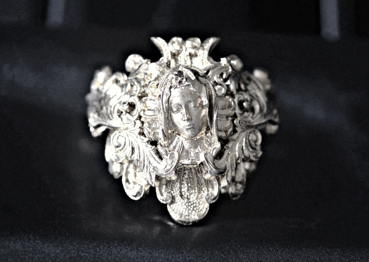 Elegant bracelet with silver foil